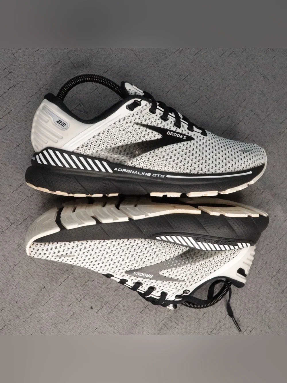 Brooks Adrenaline GTS 22 Running Shoes Women's Size 8.5 White Black Athletic